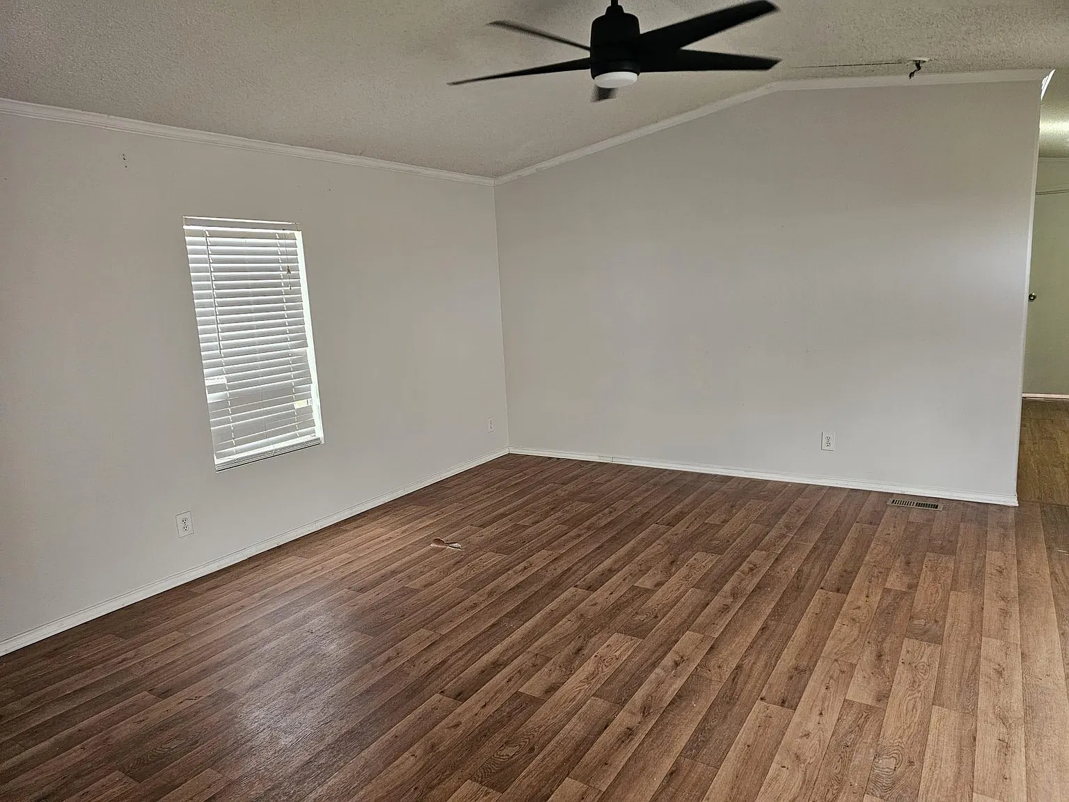 3 bed, 2.0 bath, 1216 sqft, $1,650 — Photo 2