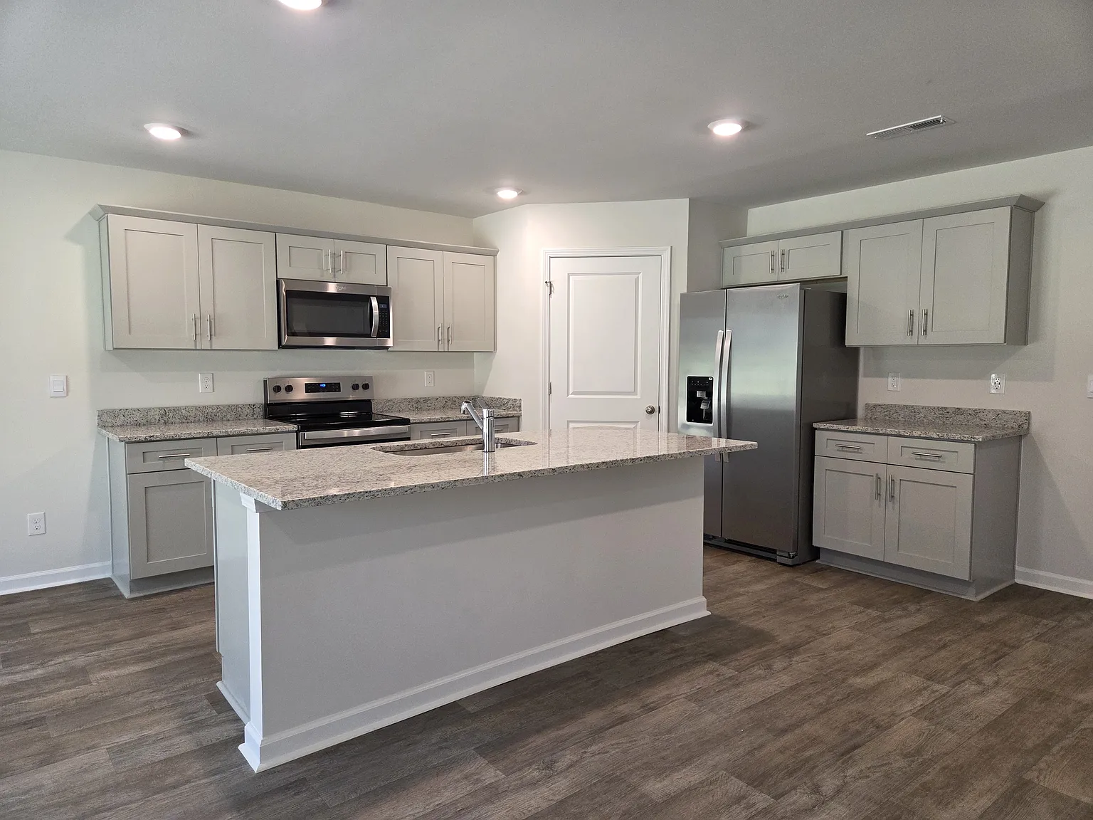 5 bed, 2511 sqft, $2,450 — Photo 3