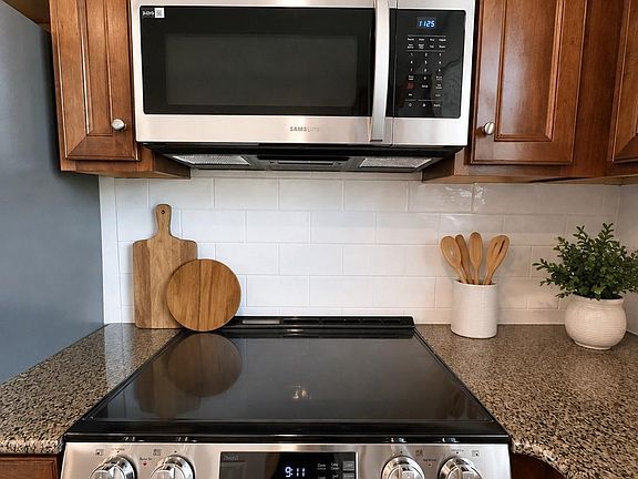 4th image of 1600 Walnut View Dr