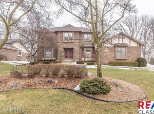 25758 Surrey Ct, Farmington Hills, MI 48335