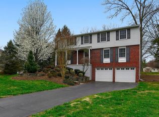 906 Man O War Ln, Great Falls, VA 22066