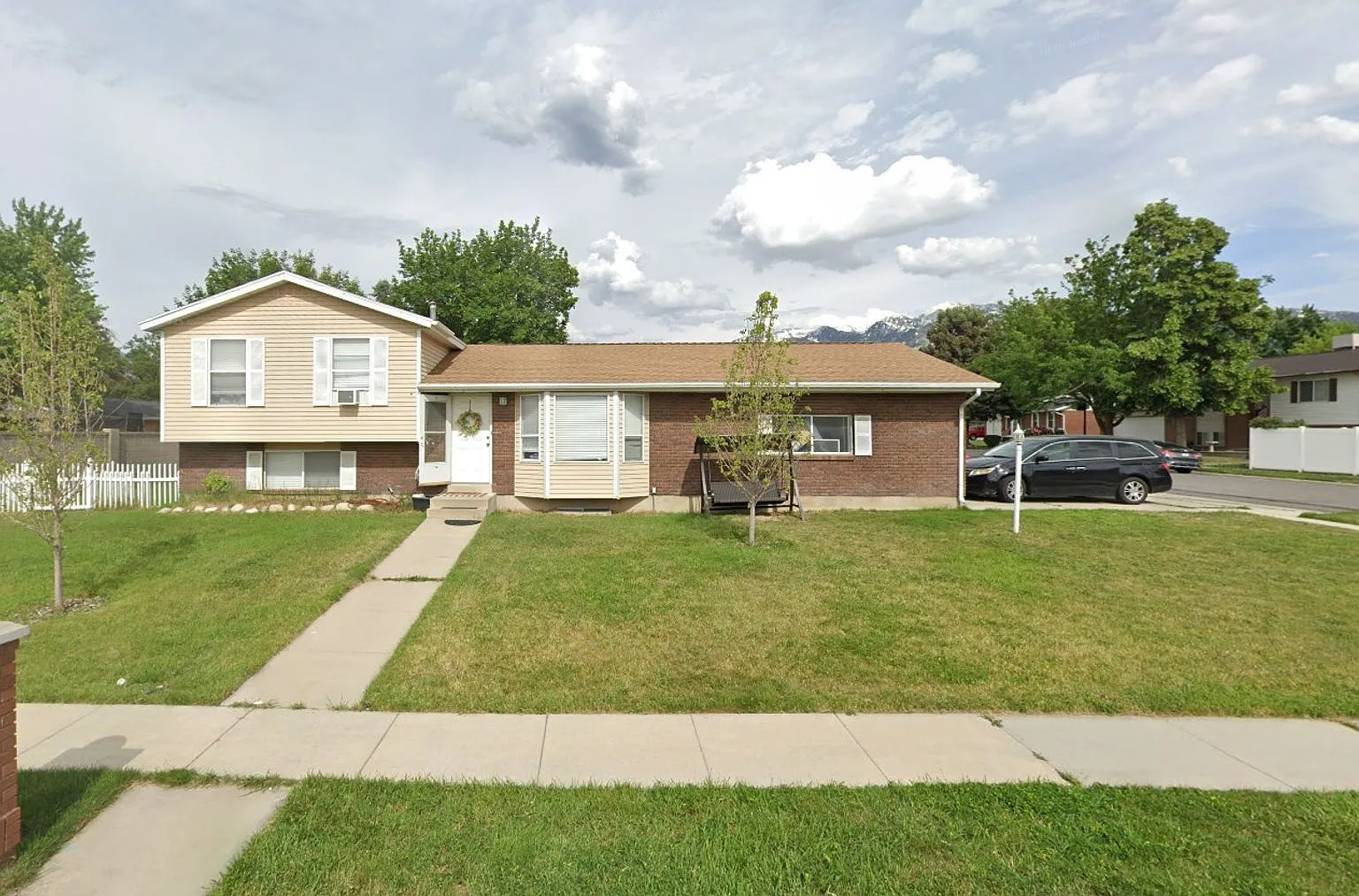Spacious 2-Bedroom Upstairs Unit in Sandy — Photo 1