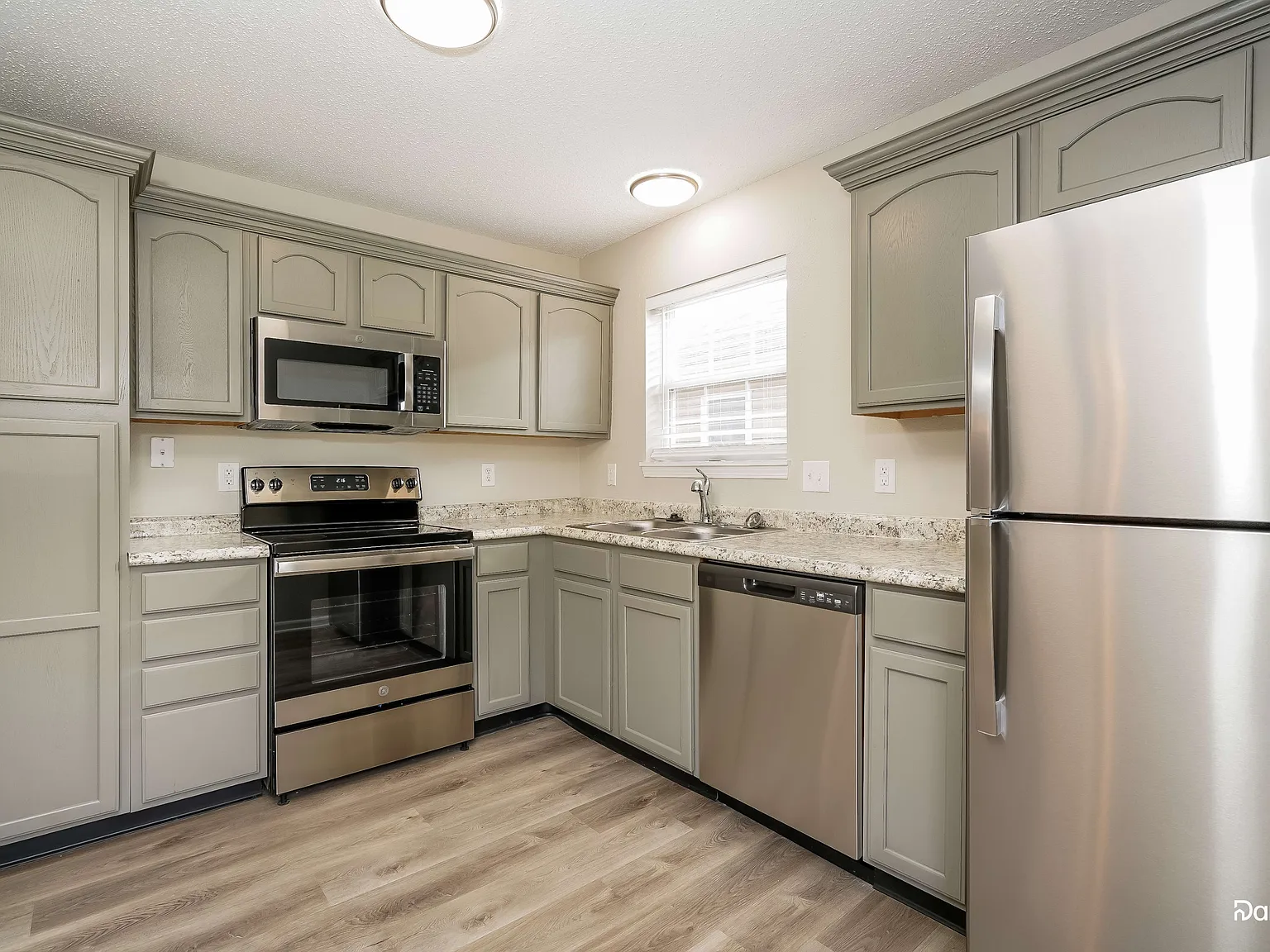 3 bed, 2.5 bath, 1992 sqft, $1,950 — Photo 3