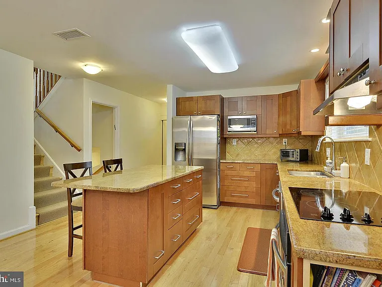 717 Hillsboro Dr — Photo 2