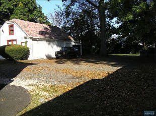 4th image of 155 Plauderville Ave