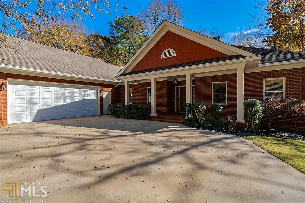 2051 Club Dr photo 1