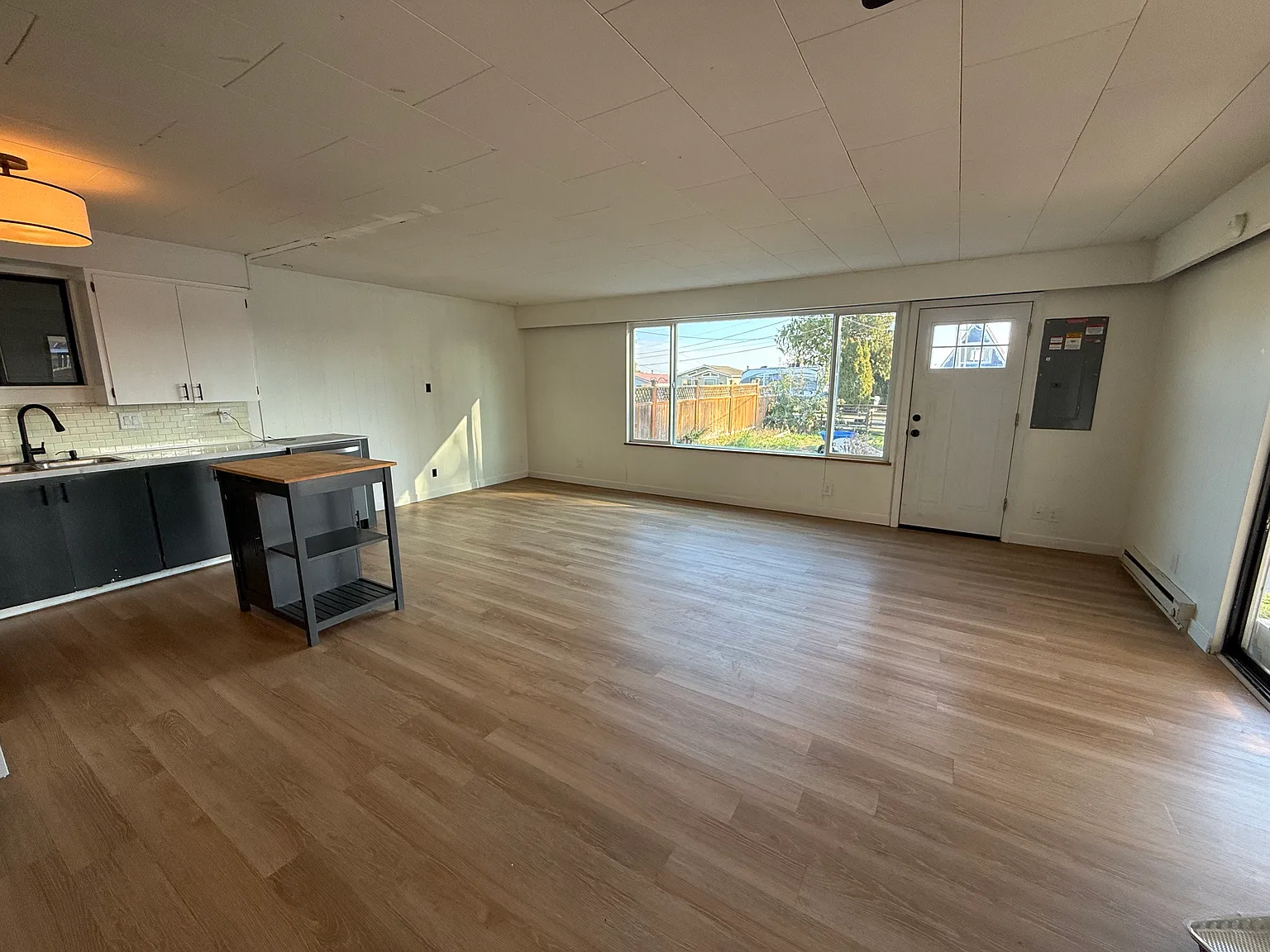 3 bed, 1.5 bath, 1076 sqft, $2,600 — Photo 4