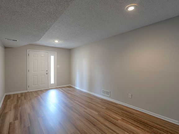 5th image of 18 NW Lakeview Blvd APT A