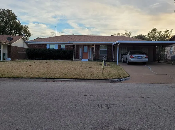 1307 Edgehill Trl, Iowa Park, TX 76367
