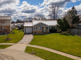 13 Chaucer Ln, Streamwood, IL 60107