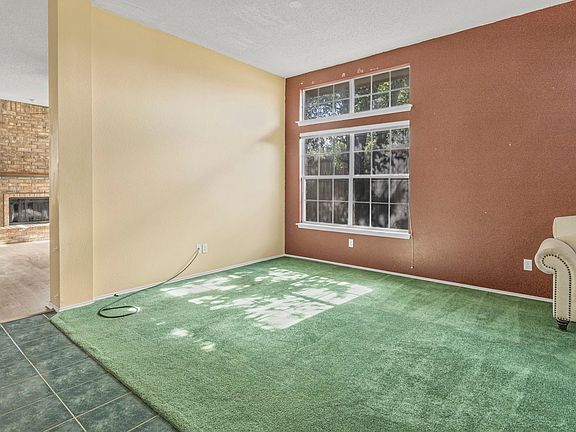 4th image of 810 Moore St