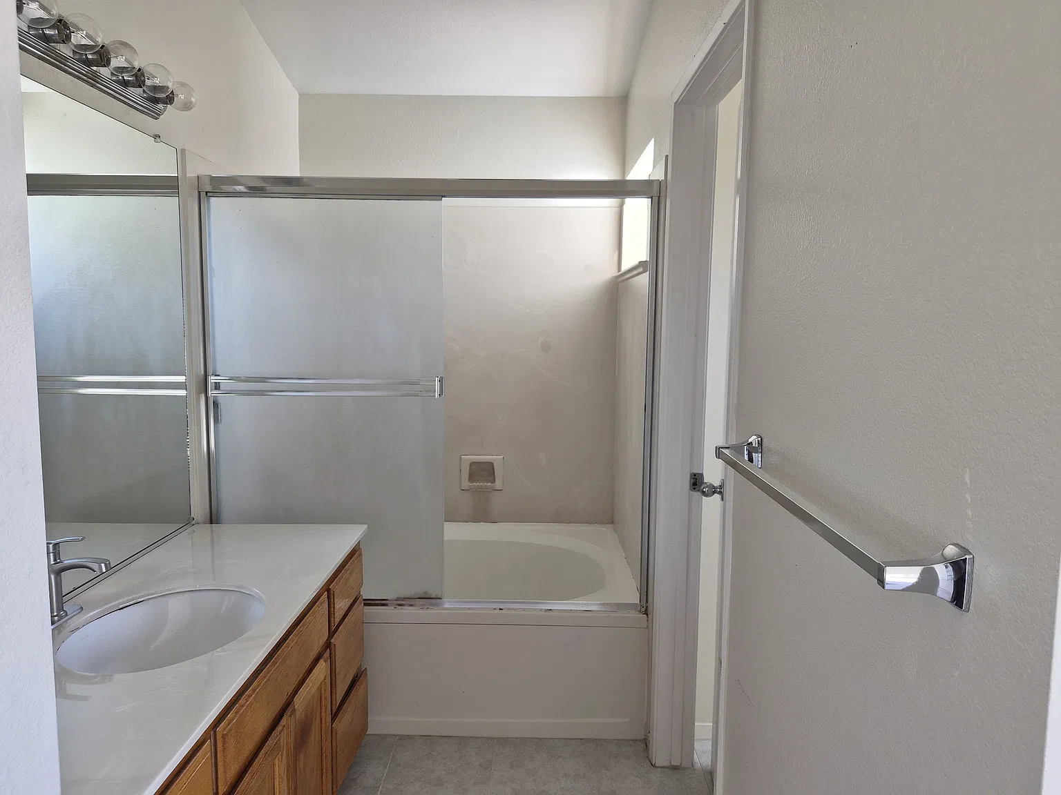 3 bed, 2.5 bath, 1333 sqft, $4,200 — Photo 4