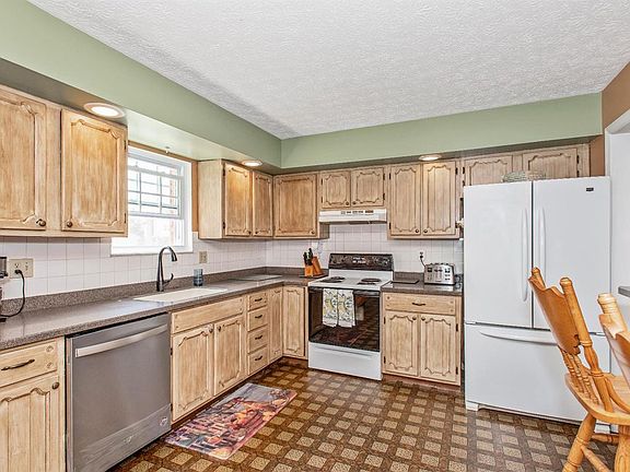 5th image of 8222 Lakespring Ct