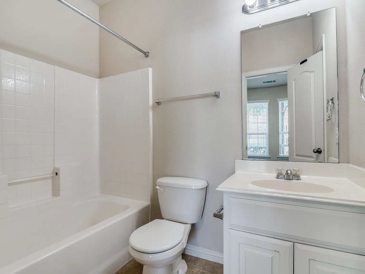 3 bed, 2.5 bath, 1802 sqft, $2,350 — Photo 4