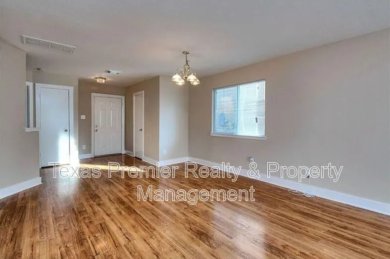 4 bed, 2.5 bath, 1472 sqft, $1,900 — Photo 3