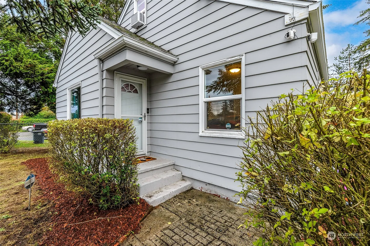 10904 Lakeview Avenue SW photo 1