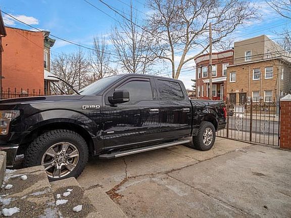 4th image of 576 Barbey St #1