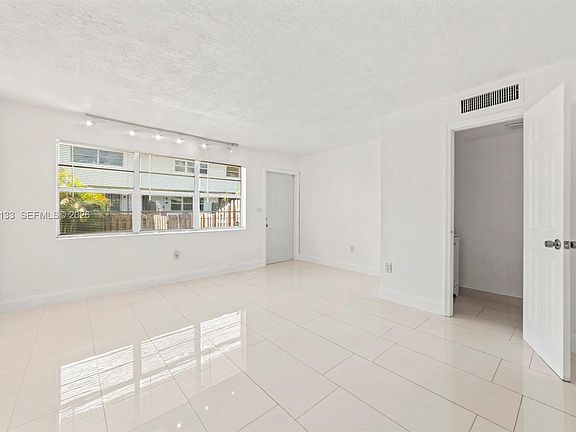 4th image of 1560 NE 151st St APT 103