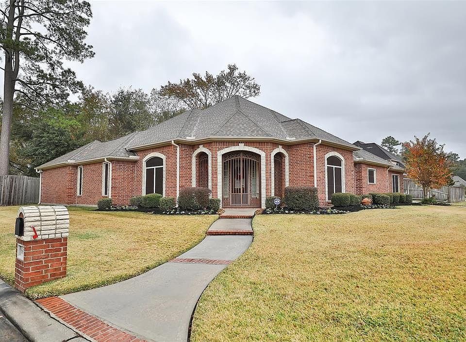 Stunning 3 Bedroom on corner lot in Barrington Woods