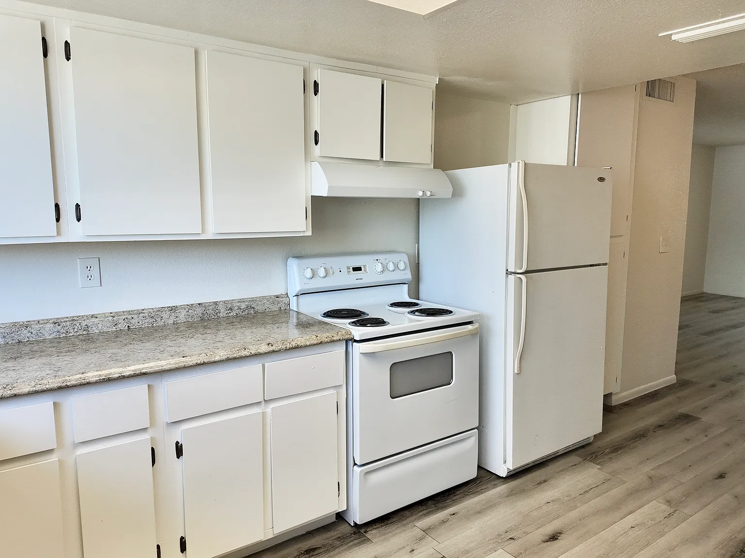 2 bed, 900 sqft, $1,025 — Photo 3