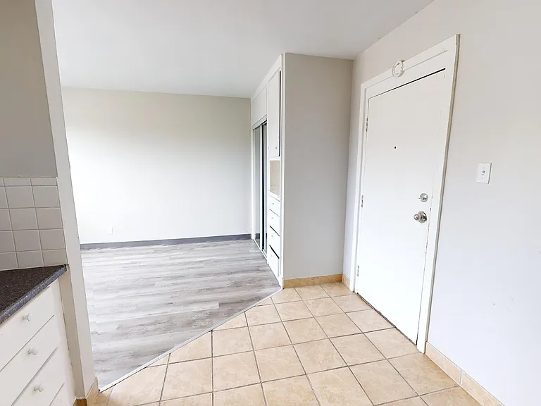 6460 Wyandotte St E — Photo 12