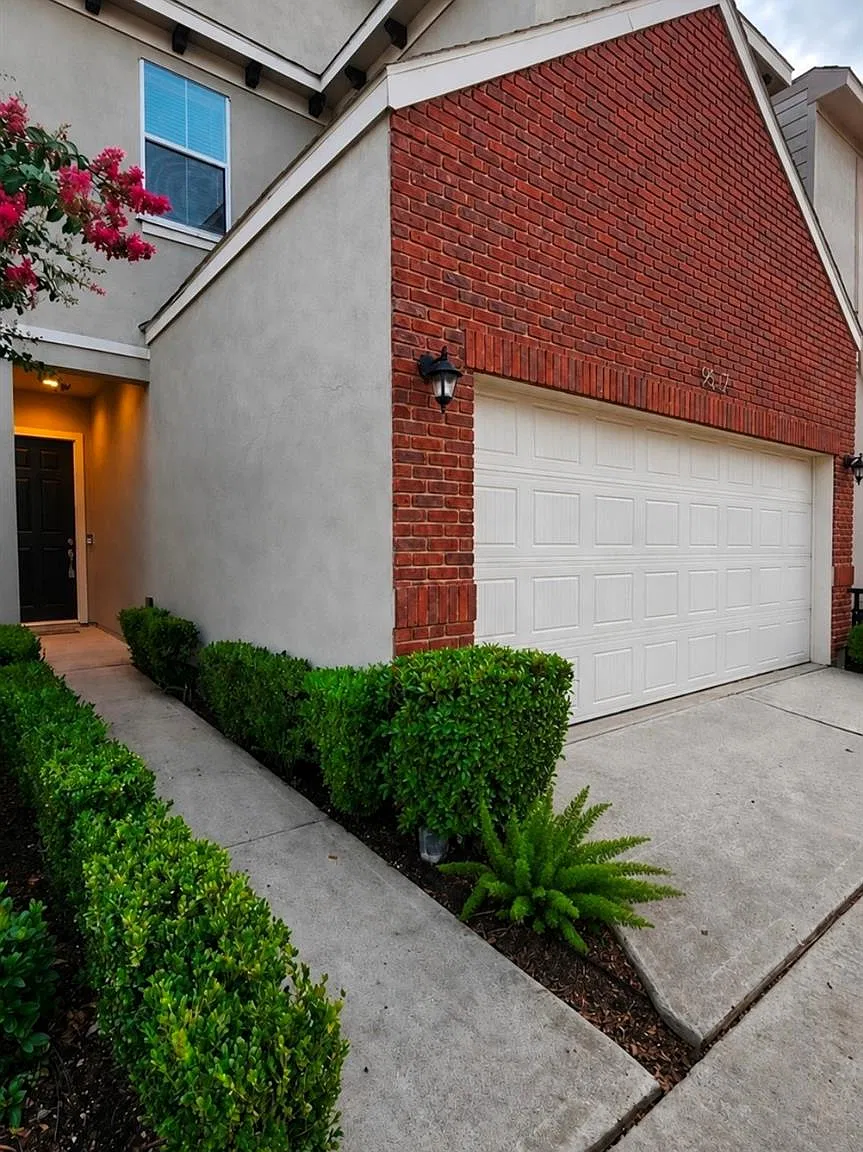 3 bed, 2.5 bath, 2356 sqft, $2,900 — Photo 2