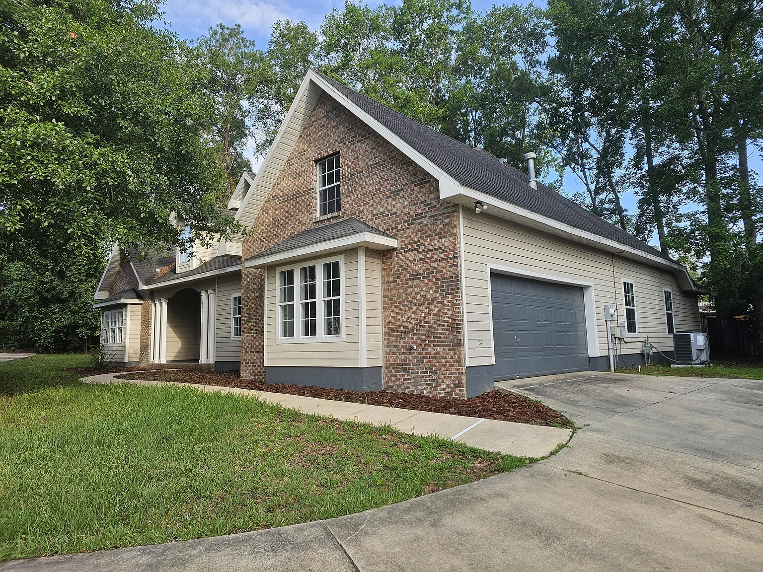 5 bed, 3.0 bath, 2450 sqft, $3,800 — Photo 2
