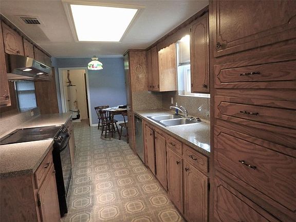 5th image of 33 River Oaks St