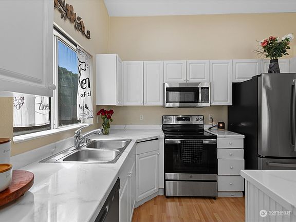 5th image of 6825 74th Drive NE