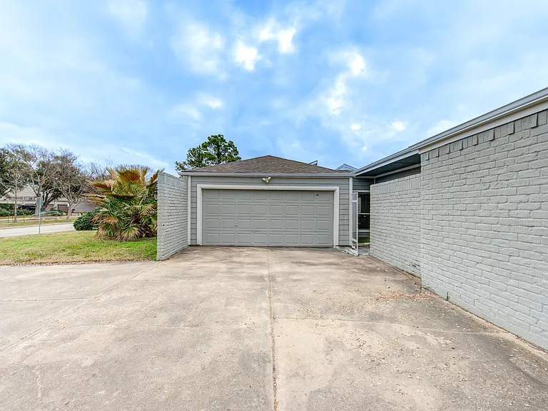 1522 S Kirkwood Rd — Photo 6