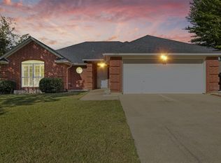 1229 Concho Dr, Benbrook, TX 76126