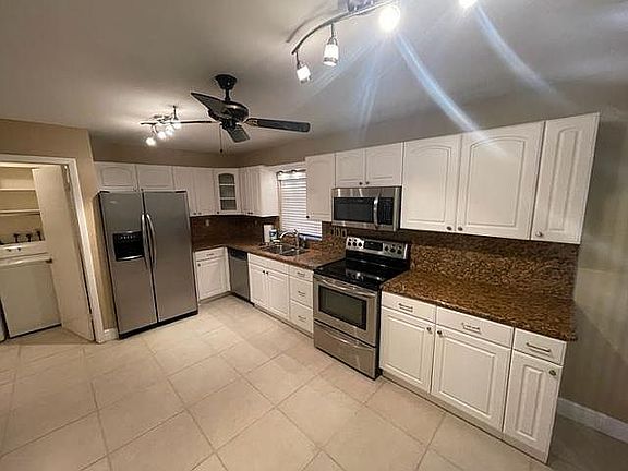 Beautiful Huge Eat-InKitchen