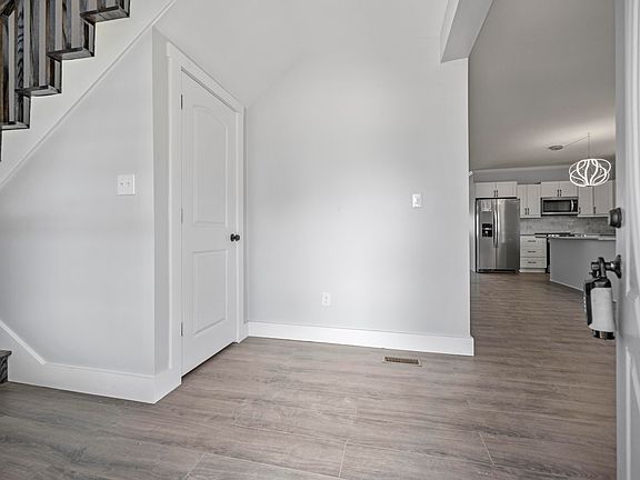4th image of 213 Richmond St