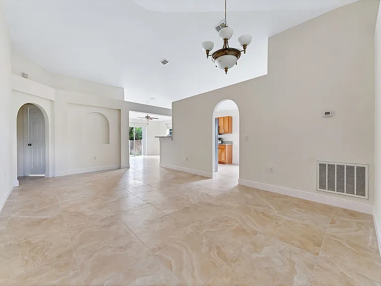 2111 Corner Point Ct — Photo 2