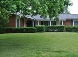 11 Hazelnut Ct, Florissant, MO 63033