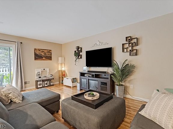 2nd image of 9 Ferndale Ln