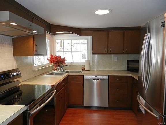 3rd image of 21 Leslie Dr