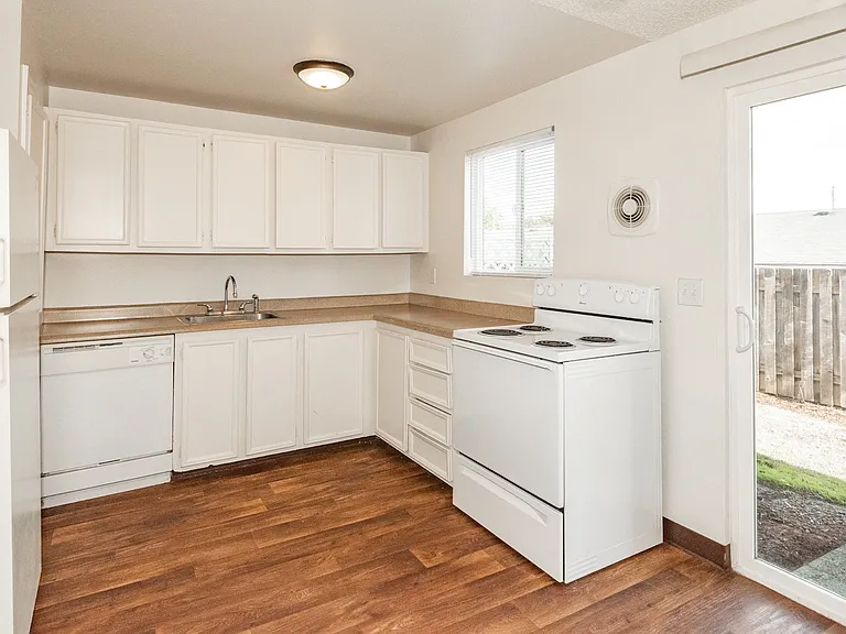 Cinnamon Square Apartments — Photo 9