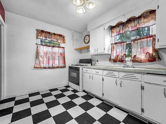 5th image of 815 N 10th St