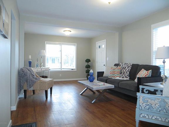 4th image of 32 Thomson Ave