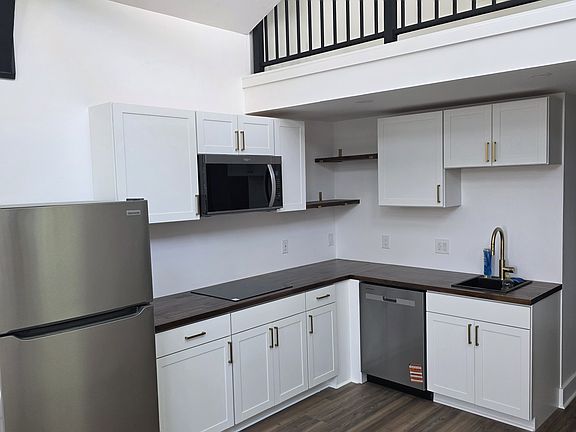 5th image of 1142 E College St