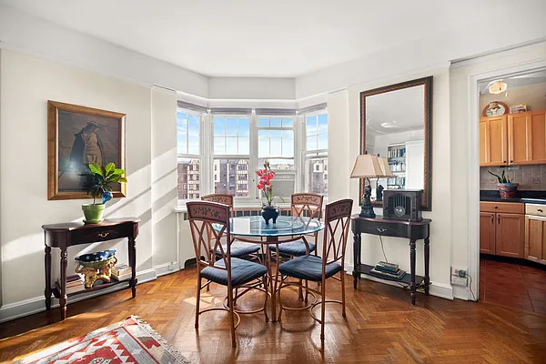 Sold by Compass | media 25