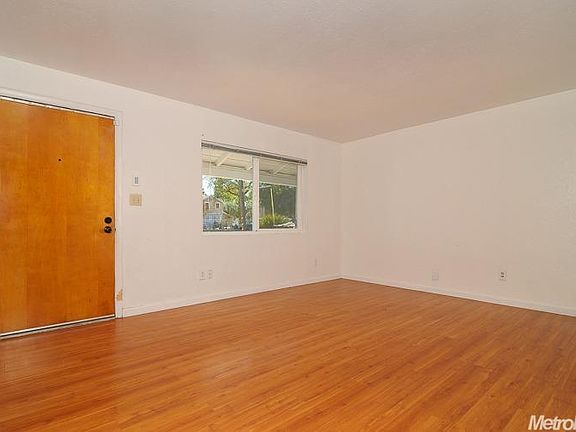 4th image of 2927 Belden St
