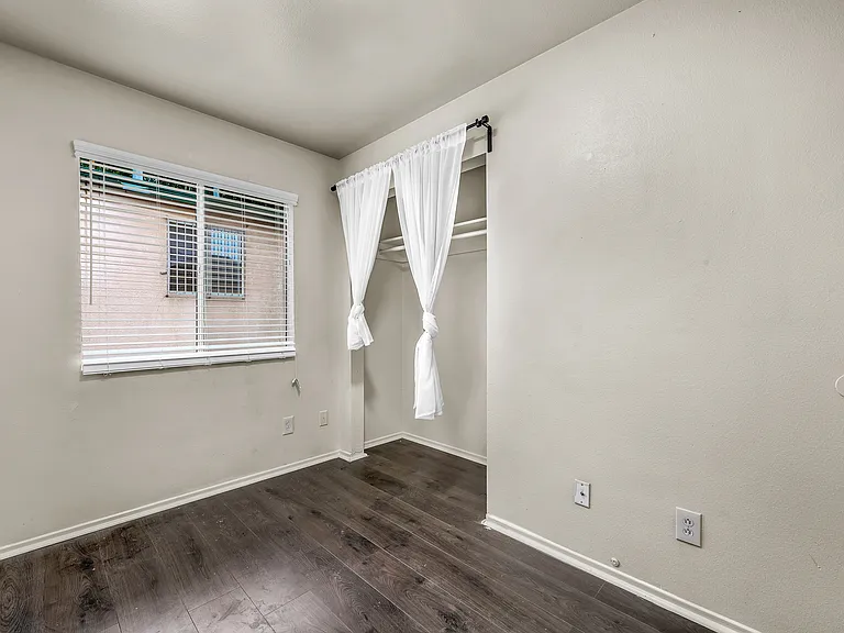 5243 Huntington Dr N #4 — Photo 5