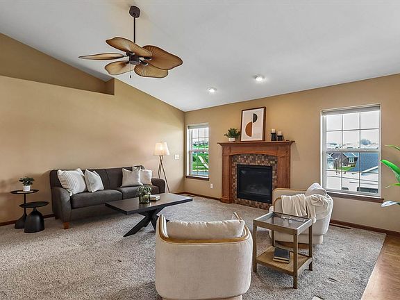 3rd image of 412 Rolling Hills Dr
