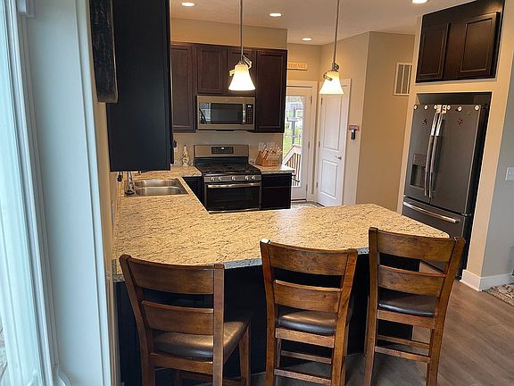 5th image of 572 Oakwood Dr