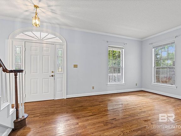 4th image of 105 Blackthorne Cir