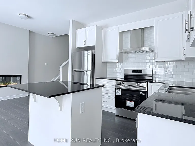 381 Les Emmerson Dr — Photo 4