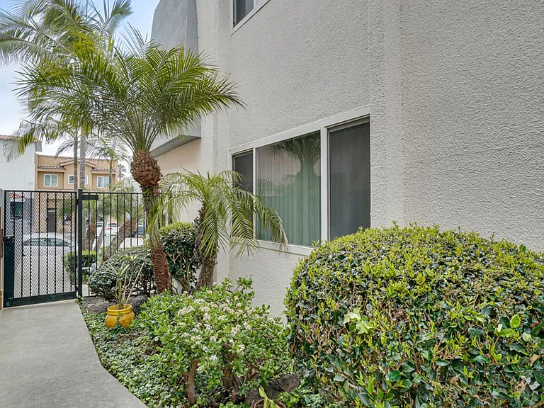 4736 Point Loma Ave — Photo 12