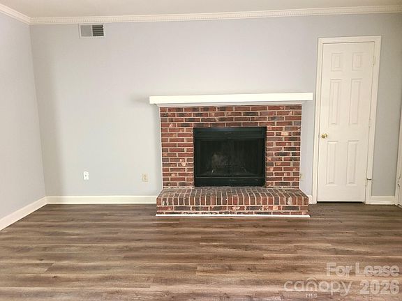 5th image of 2141 Selwyn Ave #111